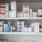 Les pénuries touchent surtout les analgésiques, les antibiotiques et les vaccins (archives). KEYSTONE/GAETAN BALLY